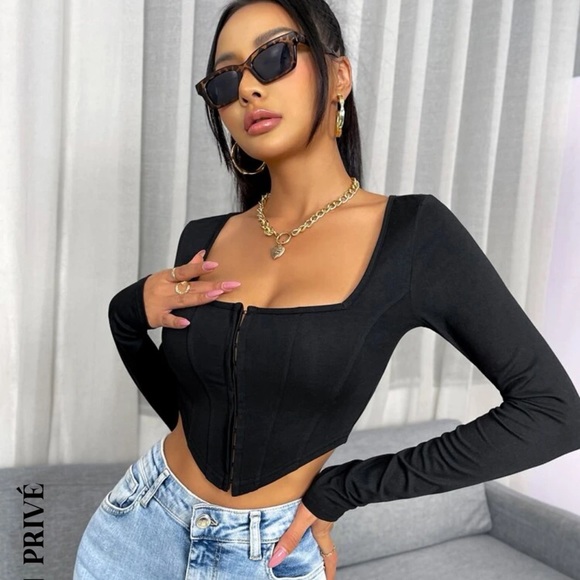 NWOT SHEIN SHEIN Privé Hook And Eye Asymmetrical Hem Crop Tee black small - Picture 2 of 11